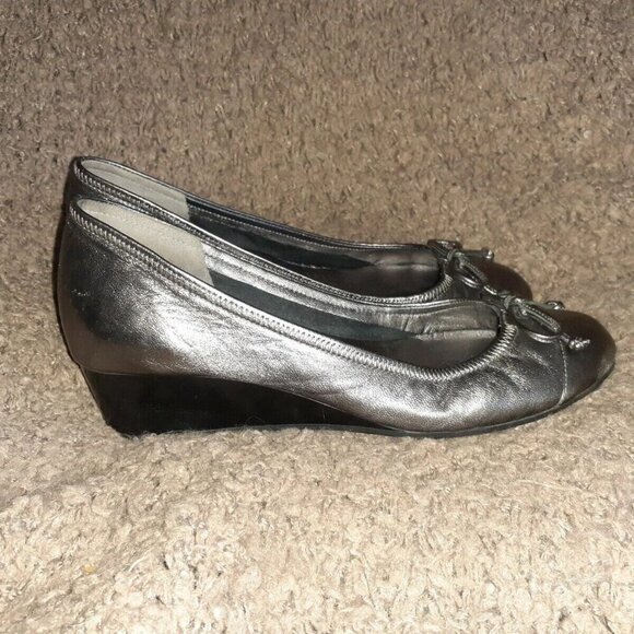 COLE HAAN-Tali-Metallic Pewter Shiny Leather Wedge Pumps-Bow-Sz 6.5-Excellent - Picture 4 of 7